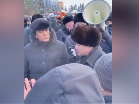 Глава администрации казахстанского Костаная вышел к протестующим
