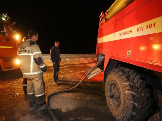 В Волгоградской области ночью сгорел деревянный гараж с легковушкой