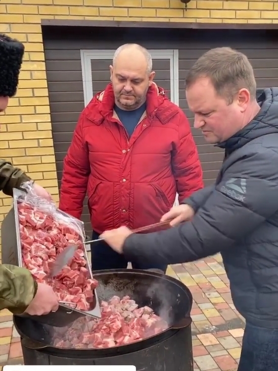 Глава Тимашевска приготовил более 150 порций плова для медиков и полицейских