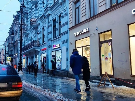 Петербуржцы пожаловались на скользкие дороги после очередного снегопада