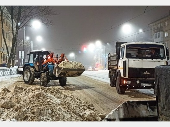 В Смоленске идет борьба с последствиями сильного снегопада 5 января