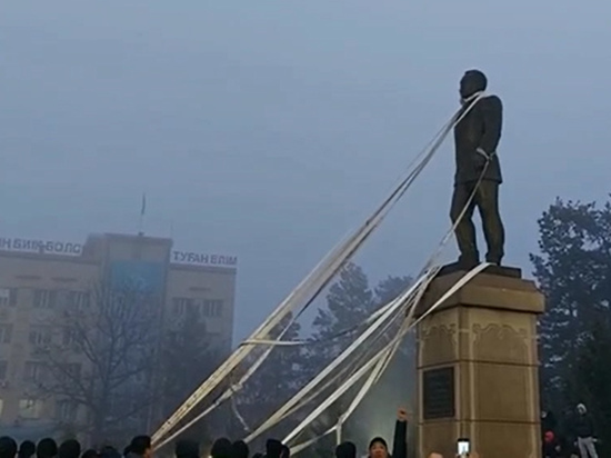 Токаев решил покончит с “двоевластием”: памятники под снос