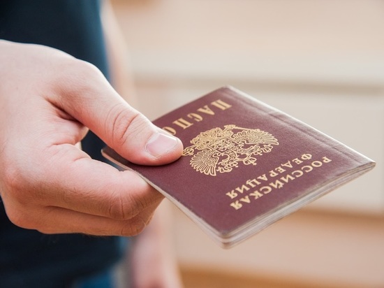 Волгоградец выложил в соцсети фото с горящим паспортом РФ в руке