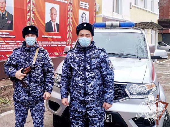 Астраханские Росгвардейцы спасли человека от смерти в сугробе
