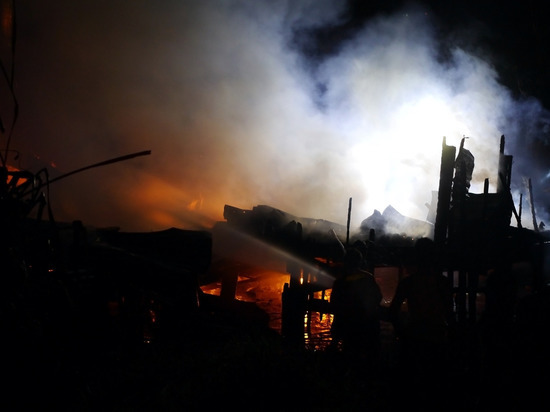 Пожарные больше часа тушили дом в Тосненском районе