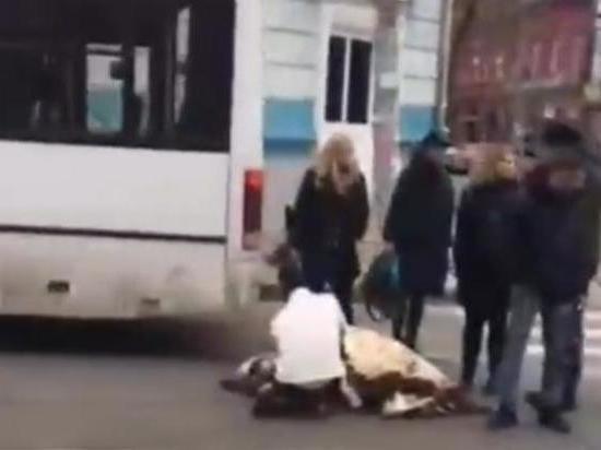 В Краснодаре отвлекшаяся на телефон девушка попала под колеса автобуса