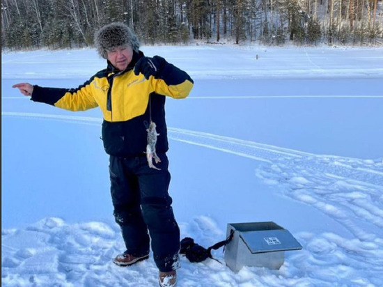 Губернатор Красноярского края Александр Усс поймал окуней на зимней рыбалке