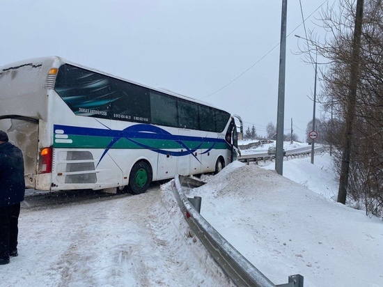 В Кирово-Чепецком районе рейсовый автобус столкнулся с трактором