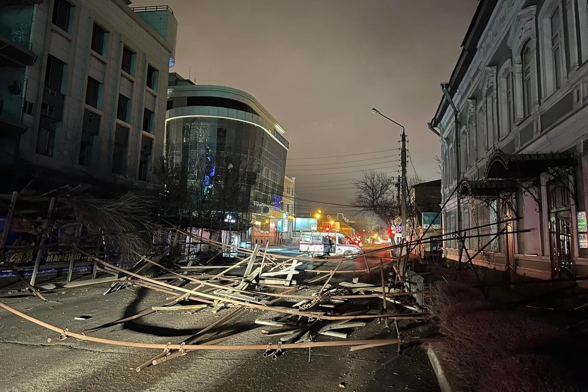 В центре Астрахани на проезжую часть упали строительные леса - МК Астрахань