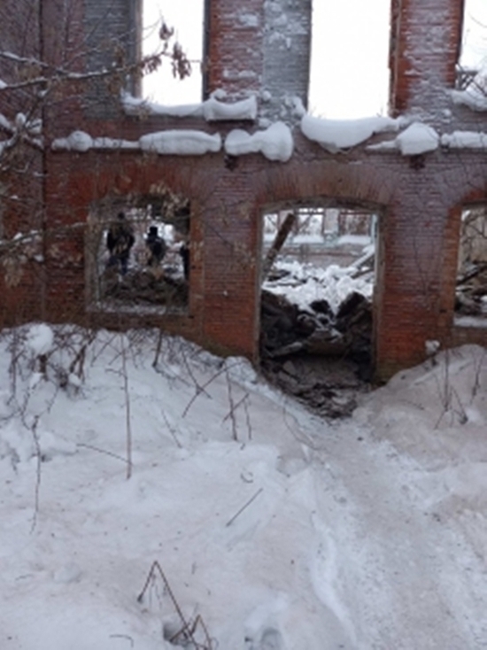 В Ивановской области на горе-похитетелей металла обрушилась стена