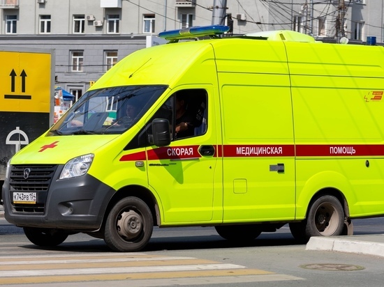 В Красноярске на улице Ястынской Hyundai от удара вылетел на пешеходов