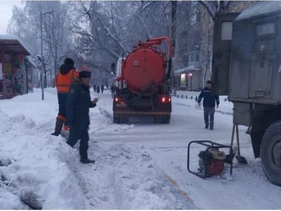 Сотрудники "Ижводоканала" устраняют последствия прорыва на улице Кирова в Ижевске