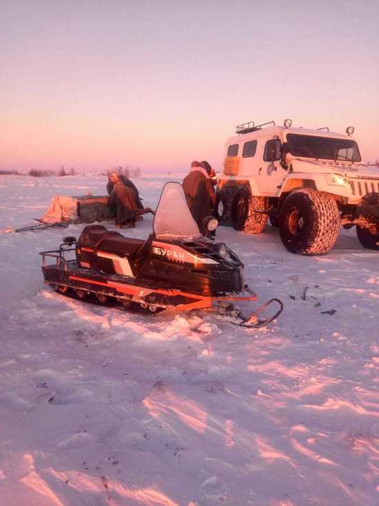 Сломался снегоход: на Ямале спасатели вывезли из тундры семью