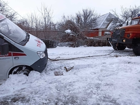 Два экипажа скорой помощи не справились с гололедом в Луганске