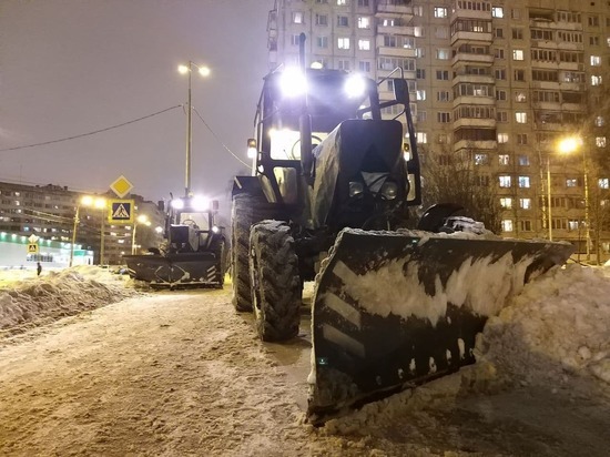 Дорожники начали чистить улицы Петербурга к Рождеству