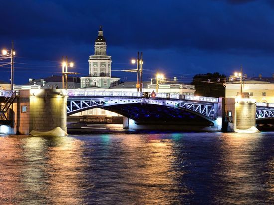К Рождеству Дворцовый мост заиграл праздничной подсветкой