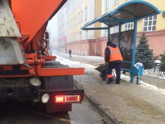 В Курске улицы обработали 400 кубометрами пескосоляной смеси