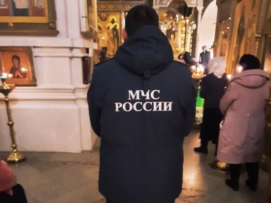 За безопасностью в новгородских храмах проследили около 40 сотрудников МЧС