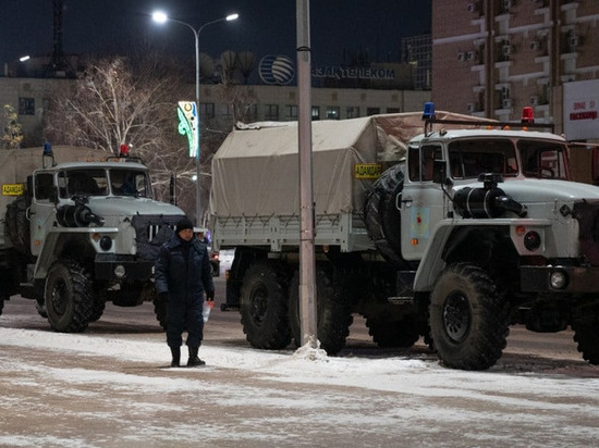 Военные сообщили собравшимся на центральной площади Алма-Аты о скорой зачистке