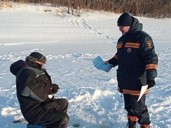 Барнаульским рыбакам раздали памятки с правилами поведения на льду