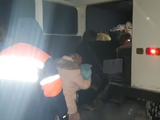 На Ямале спасатели эвакуировали младенца из тундры в больницу