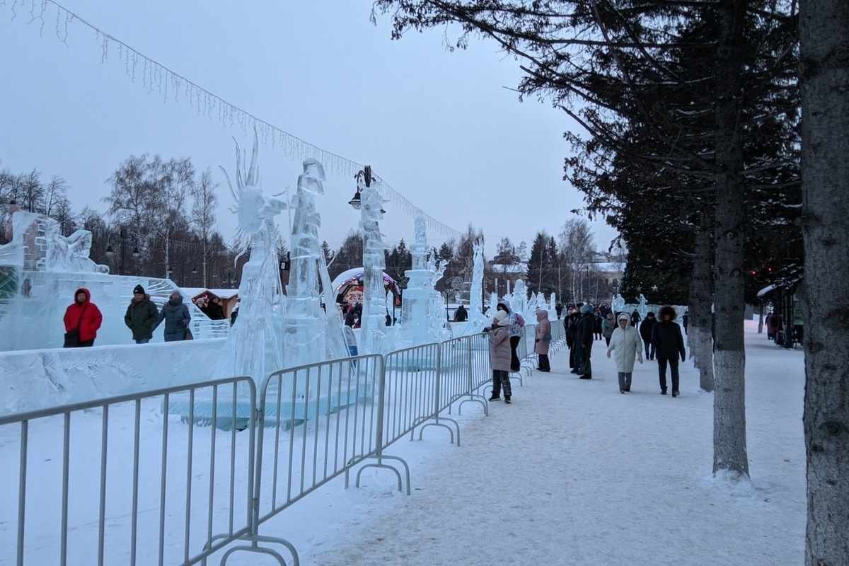 8 января 19 года. Новособорная площадь Томск 2022. Ледовый городок. Томск зима. Томск новый год 2022.