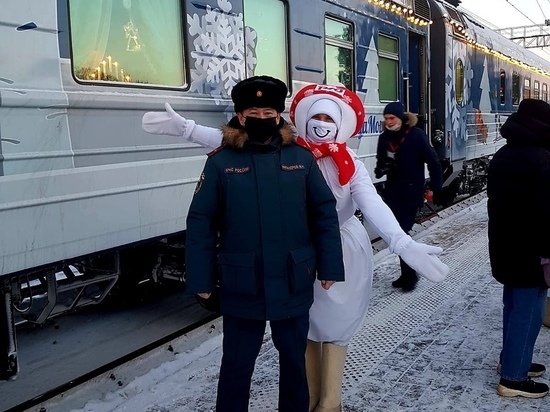 Новгородские спасатели обезопасили мобильную резиденцию Деда Мороза