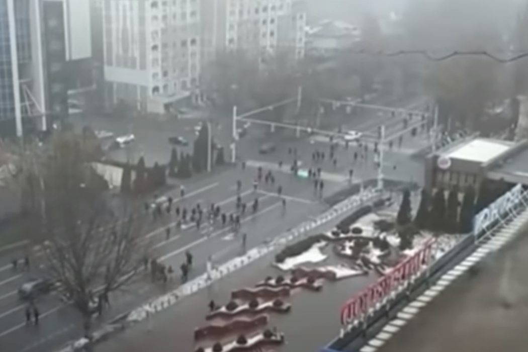 В Казахстане продолжаются беспорядки: Токаев приказал открывать огонь на поражение