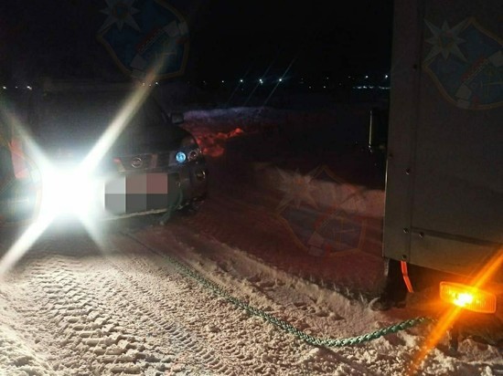 Спасатели вытащили застрявший в снегу автомобиль во Всеволожском районе