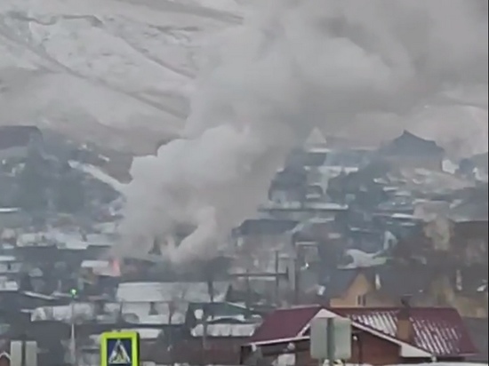 Двухэтажный дом на площади 100 квадратных метров загорелся в Красноярске