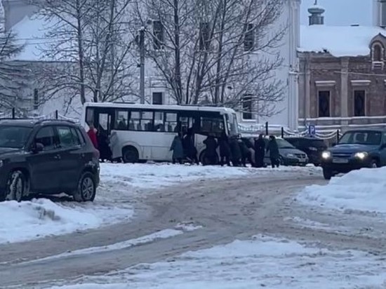 В Касимове Рязанской области туристы толкали застрявший в снегу автобус