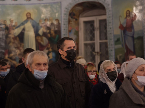 Вячеслав Гладков встретил Рождество в одном из старейших храмов области
