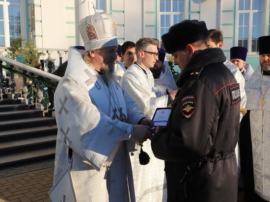 Белгородским полицейским вручили медали священномученика Никодима (Кононова)