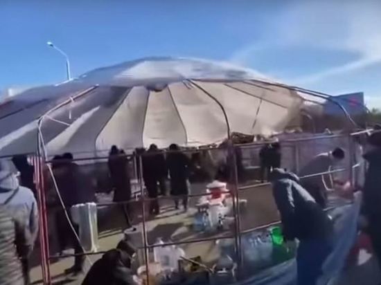 В Актау протестующие установили на площади юрты