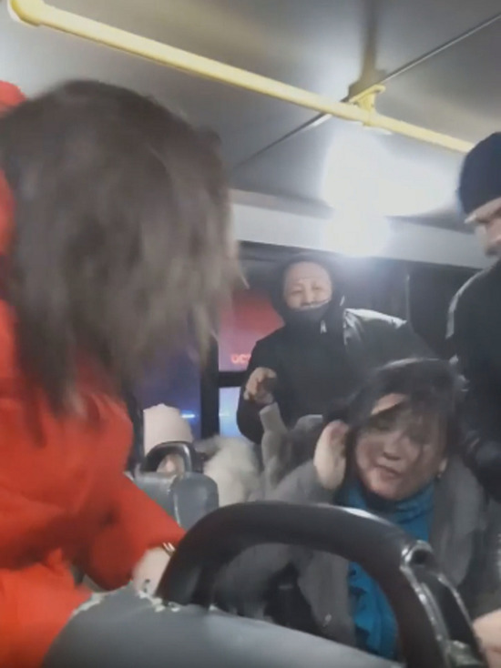 В Улан-Удэ девушку избили и ограбили в маршрутке на глазах у пассажиров