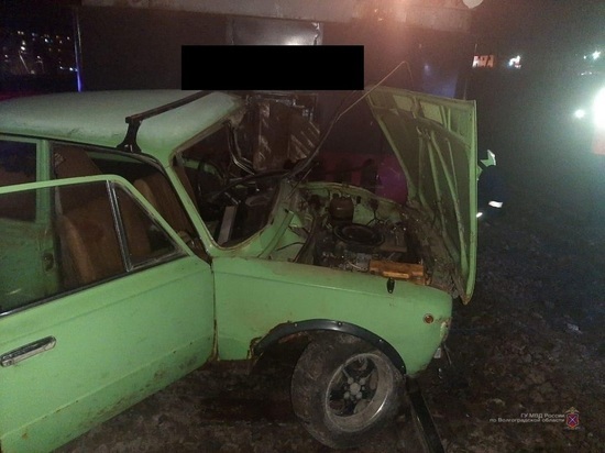 На севере Волгограда автомобиль ВАЗ-2101 столкнулся с электровозом