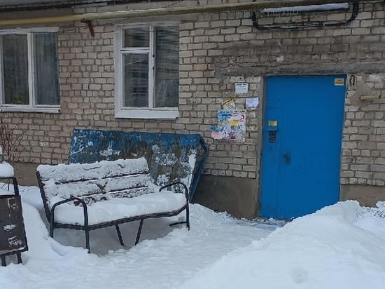 В Касимове Рязанской области рухнул козырёк подъезда многоэтажки