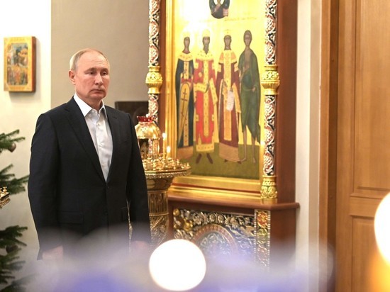 Кремль объяснил, почему Путин один встречал Рождество в храме