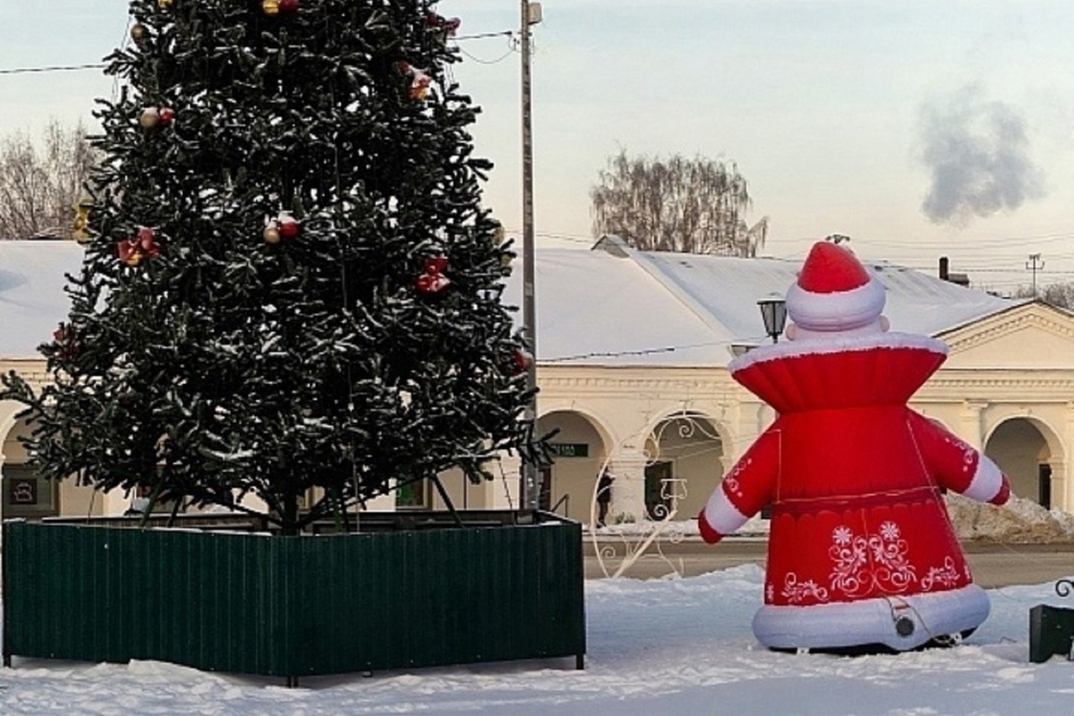 Костромские Гринчи: в Галиче неизвестные украли гирлянды с новогодней елки