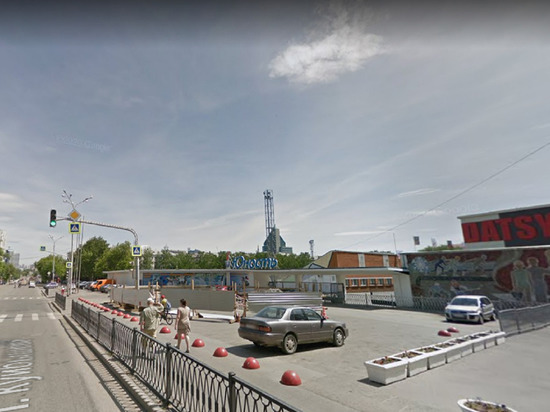 Десятки людей встали в очередь к пункту проката коньков в «Юности»