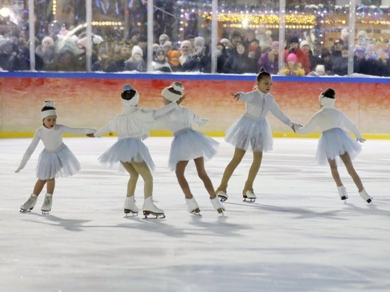 На Губернском катке тульские фигуристы показали ледовое шоу