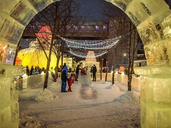 Новосибирцы пожаловались на огромные очереди в ледовом городке в последние дни каникул