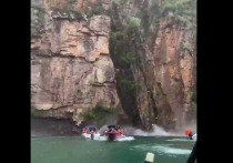 По меньшей мере 7 человек погибли и трое пропали без вести в результате обрушения скалы на туристические лодки на озере Фурнаш в Бразилии