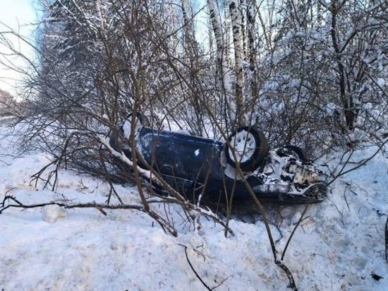  В 33 районе перевернулась машина с девушкой-водителем