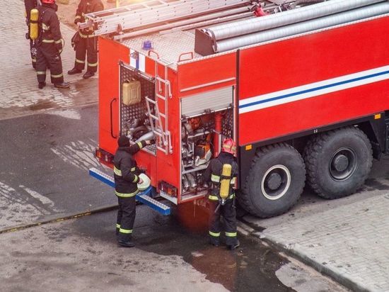Пожарные спасли десять человек во время пожара в Коле
