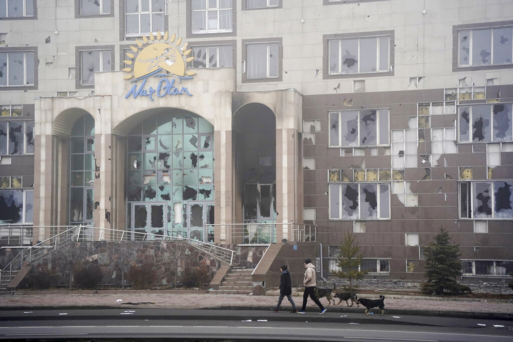 Военные провели зачистку Алма-Аты: кадры разграбленного мародерами города