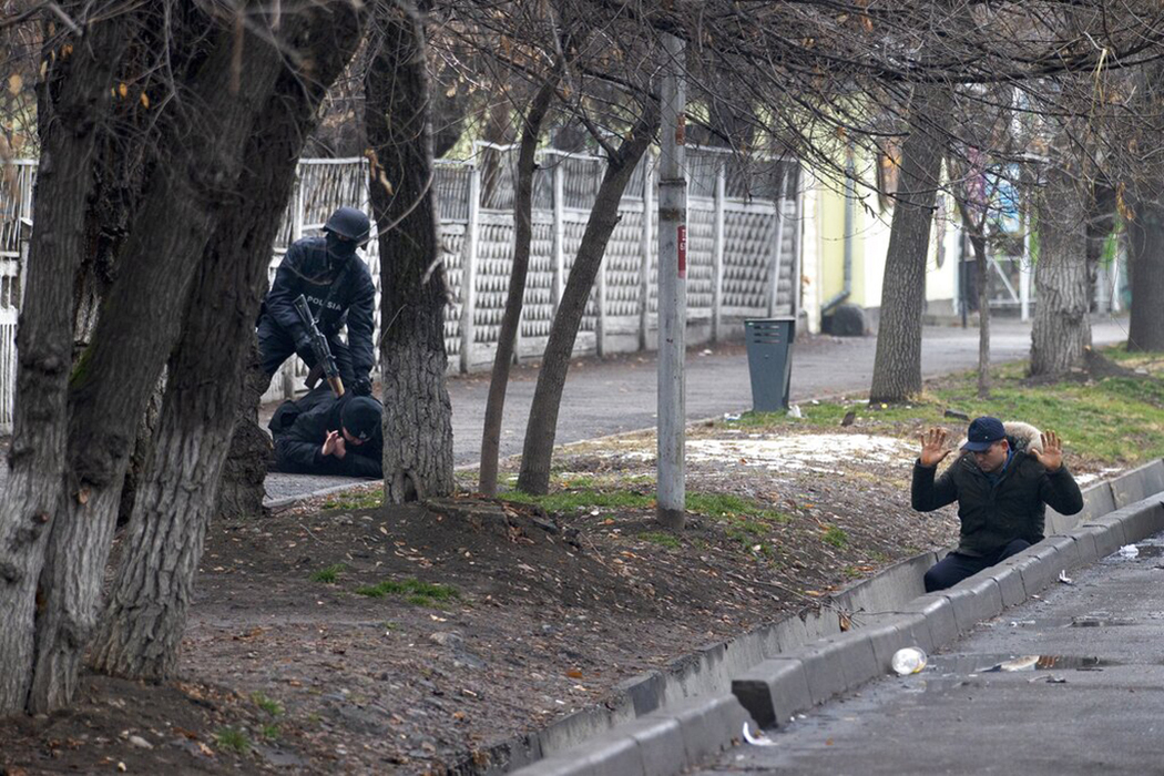 Военные провели зачистку Алма-Аты: кадры разграбленного мародерами города