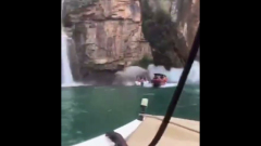 Скала рухнула на туристические лодки в Бразилии: видео