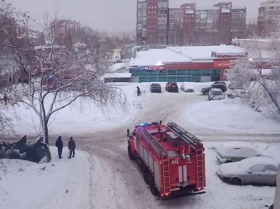 Пожарные машины съехались к супермаркету «Лента» в Томске