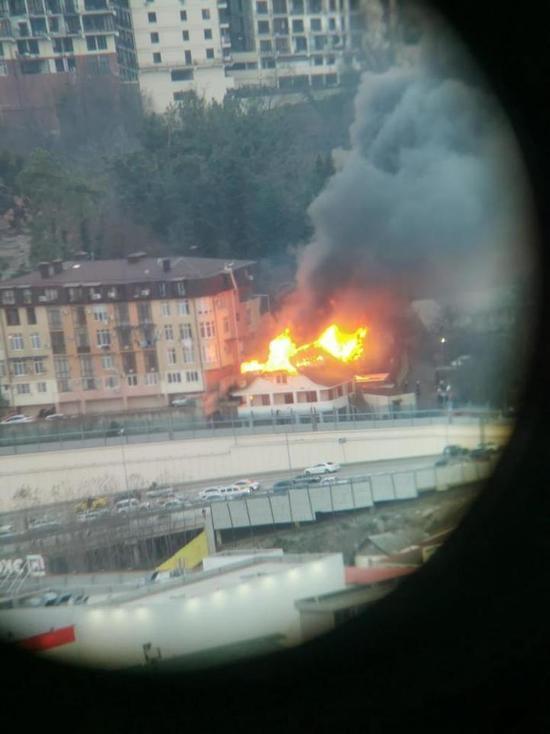 Сочинские пожарные потушили сразу два жилых дома